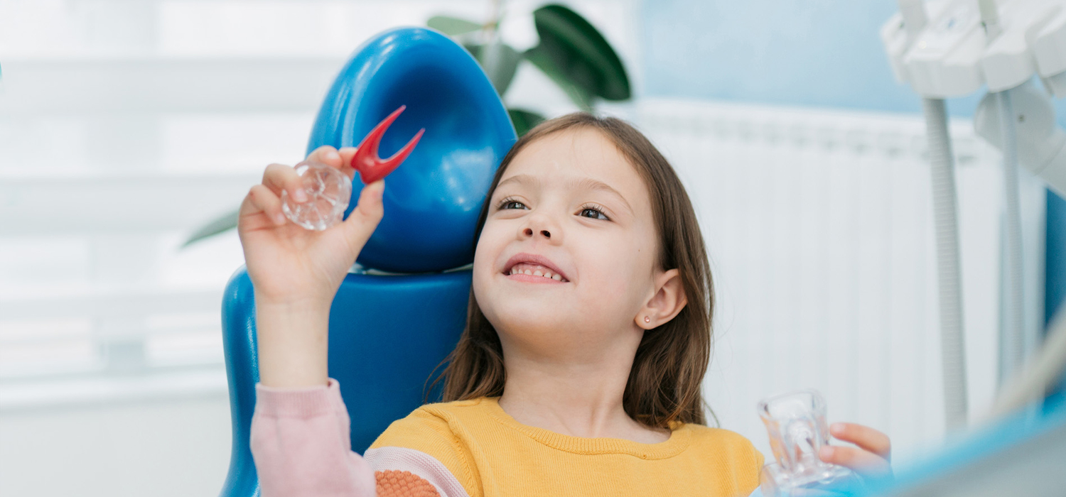 Mädchen auf dem Behandlungsstuhl Zahnarzt bei Wurzelbehandlung